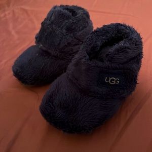 UGG newborn Velcro soft shoes/slippers size 2/3 infant. Navy Blue